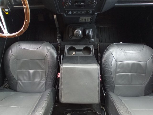 LAND ROVER Defender usata, con MP3