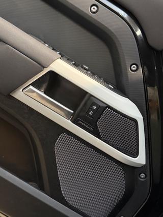 LAND ROVER Defender usata, con Leve al volante