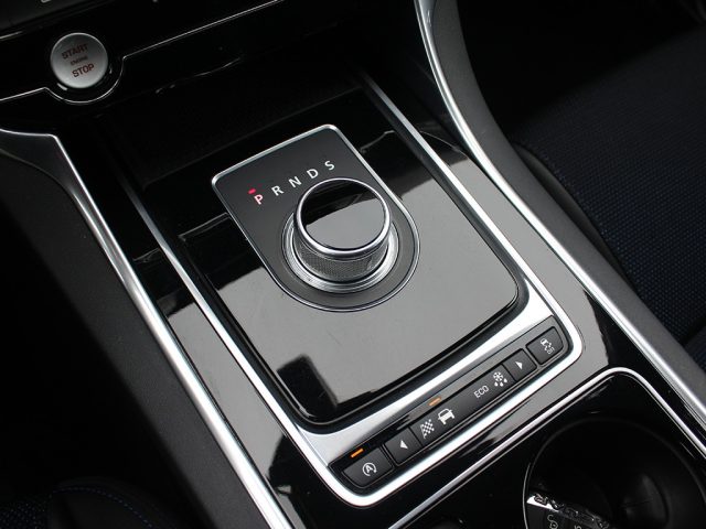 JAGUAR XE usata, con Autoradio digitale