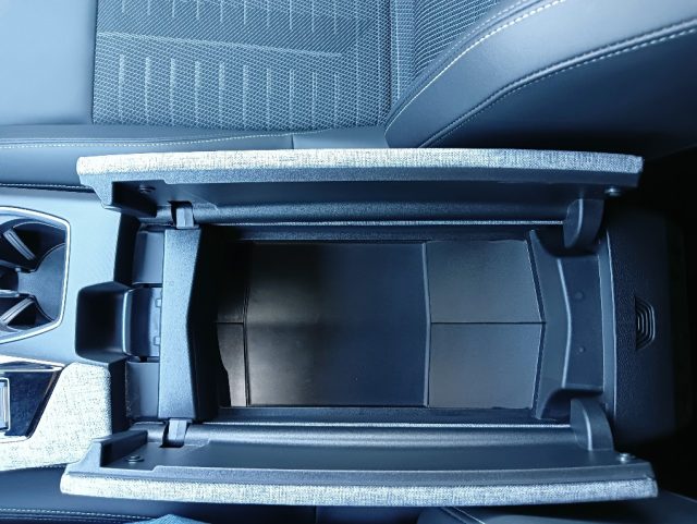 PEUGEOT 5008 usata, con Volante in pelle
