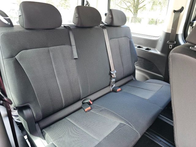 HYUNDAI Staria usata, con Leve al volante