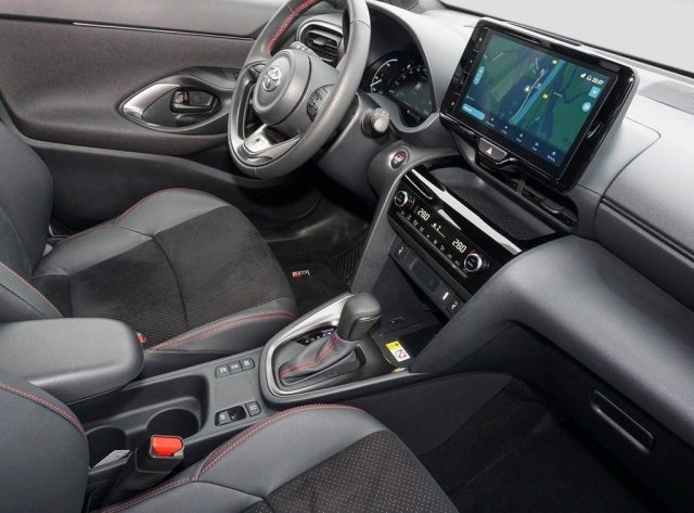 TOYOTA Yaris Cross usata, con Controllo automatico clima