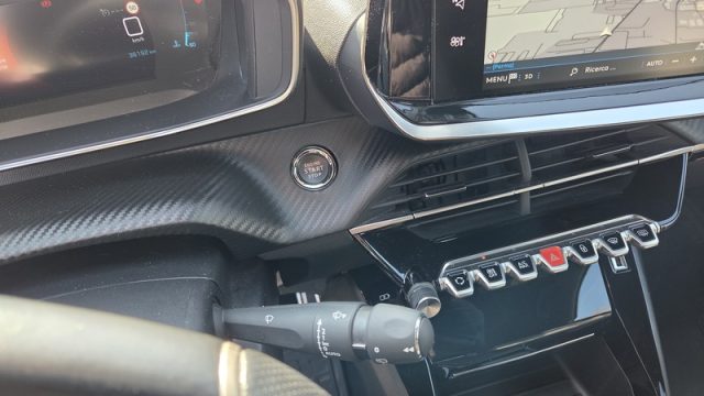 PEUGEOT 2008 usata, con Volante multifunzione