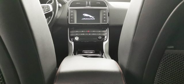 JAGUAR XE usata, con Sensori di parcheggio posteriori