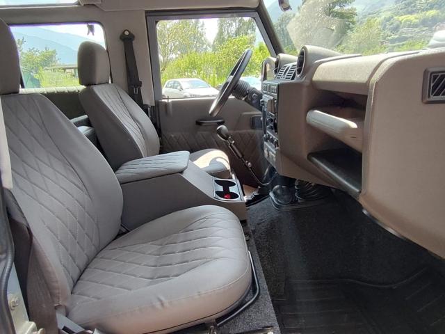 LAND ROVER Defender usata, con USB