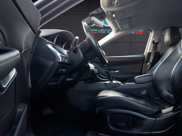 JAGUAR E-Pace usata, con Volante in pelle