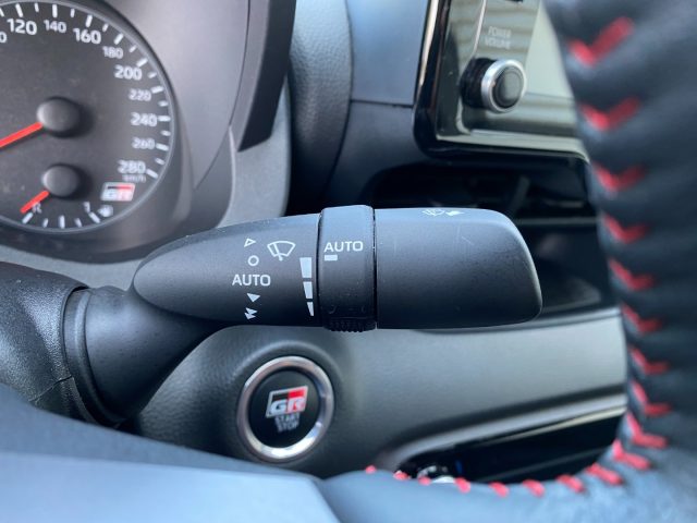 TOYOTA Yaris usata, con Bracciolo