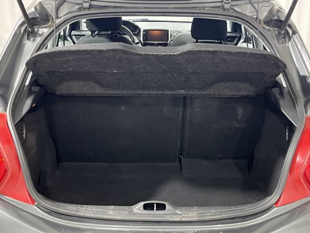 PEUGEOT 208 usata, con Sedile posteriore sdoppiato