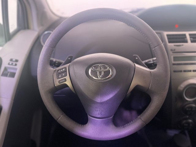 TOYOTA Yaris usata 15