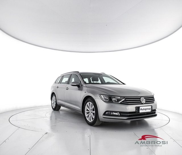 VOLKSWAGEN Passat usata 1