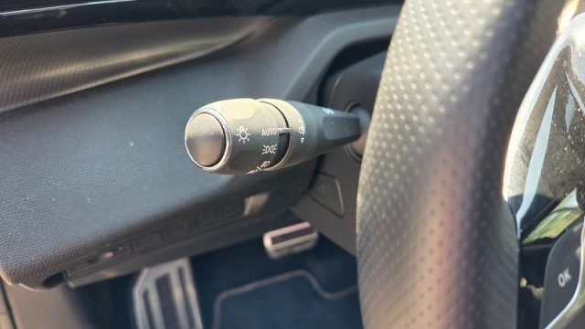 PEUGEOT 308 usata, con Volante in pelle