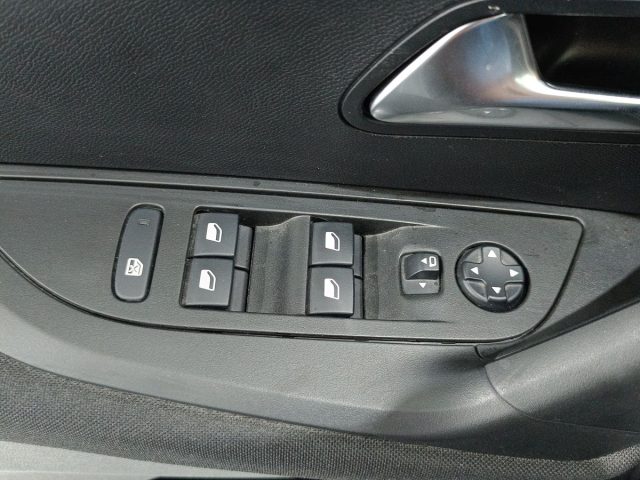 PEUGEOT 2008 usata, con Specchietti laterali elettrici