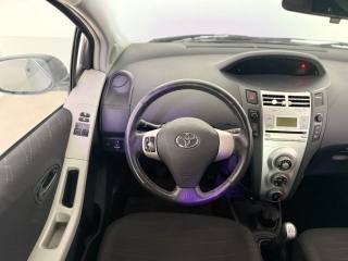 TOYOTA Yaris usata 9
