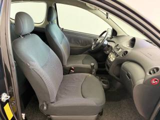 TOYOTA Yaris usata 12