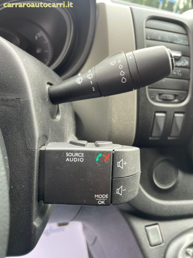 NISSAN NV300 usata, con USB