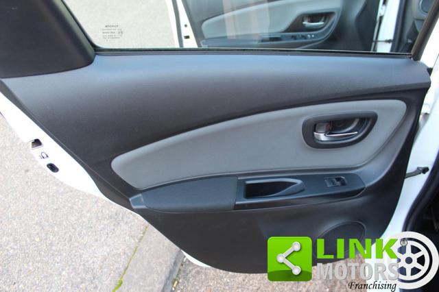 TOYOTA Yaris usata 23