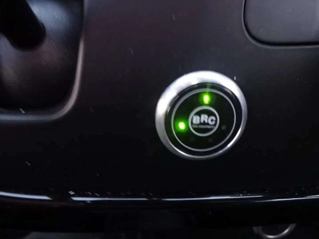 MAHINDRA KUV100 usata, con Fendinebbia