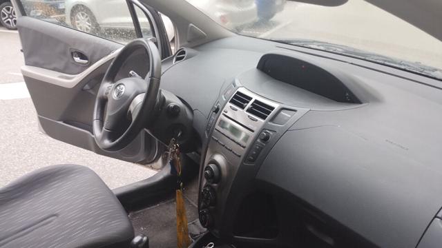 TOYOTA Yaris usata 21