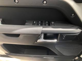 LAND ROVER Defender usata, con Autoradio digitale