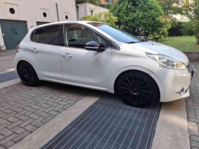 PEUGEOT 208 usata, con Airbag