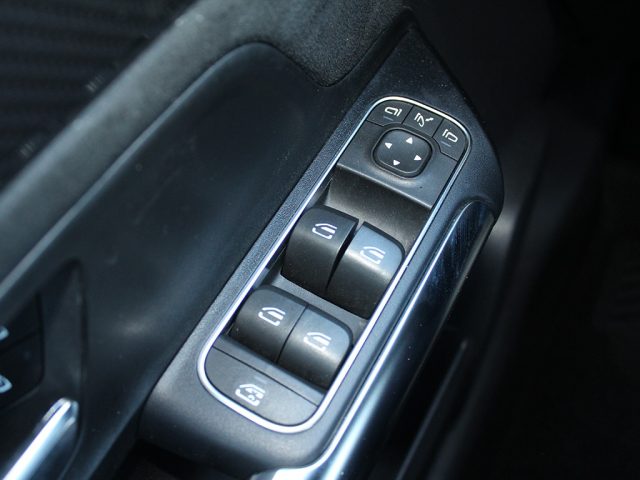 MERCEDES-BENZ GLA 200 usata, con Fari LED