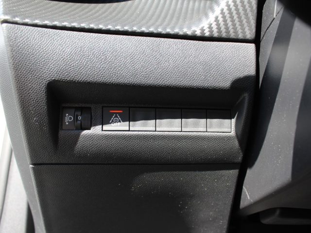 PEUGEOT 2008 usata, con Sensori di parcheggio anteriori