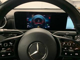 MERCEDES-BENZ CLA 180 usata, con Leve al volante