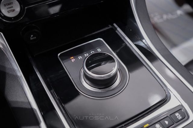JAGUAR XE usata, con Touch screen
