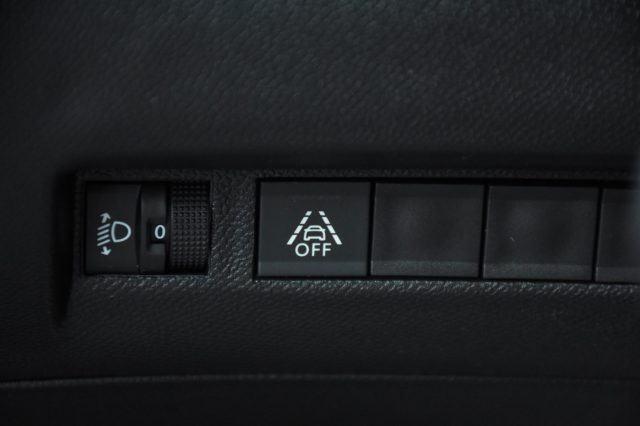 PEUGEOT 208 usata, con Volante in pelle