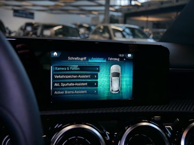 MERCEDES-BENZ A 180 usata, con Cronologia tagliandi