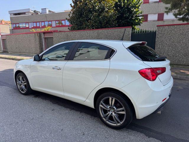 ALFA ROMEO Giulietta usata, con Autoradio