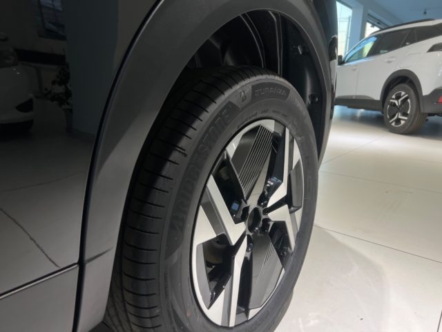 PEUGEOT 2008 usata, con Volante multifunzione