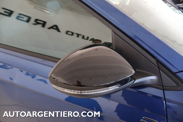 VOLKSWAGEN Taigo usata, con Hill holder