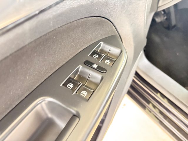 VOLKSWAGEN Touran usata, con Sedile passeggero ribaltabile
