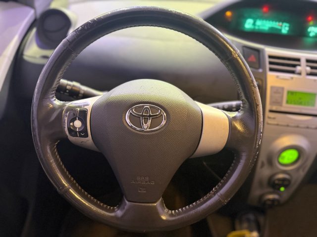 TOYOTA Yaris usata 9