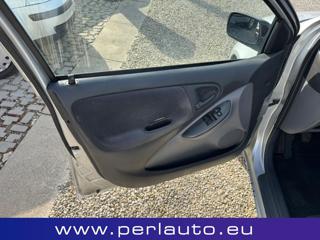 TOYOTA Yaris usata, con Autoradio