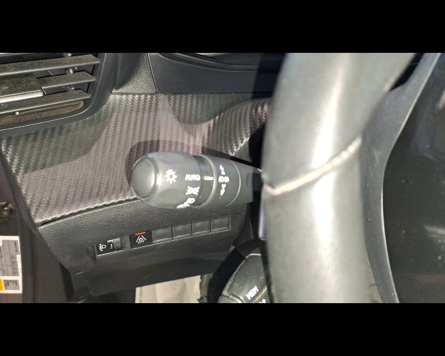 PEUGEOT 2008 usata, con Autoradio digitale
