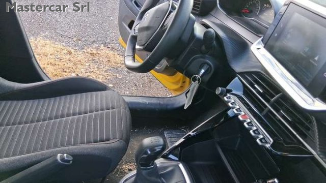 PEUGEOT 208 usata, con Volante in pelle