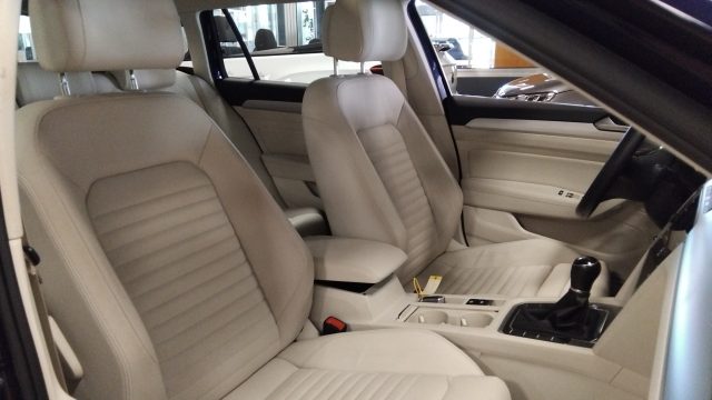 VOLKSWAGEN Passat usata, con Sistema di navigazione