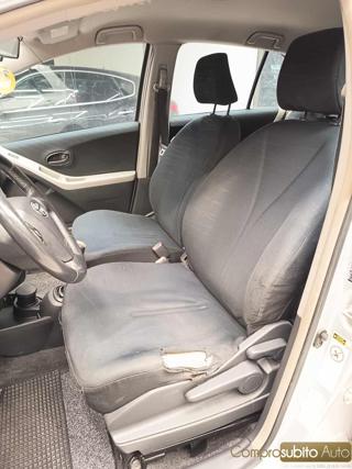 TOYOTA Yaris usata 18