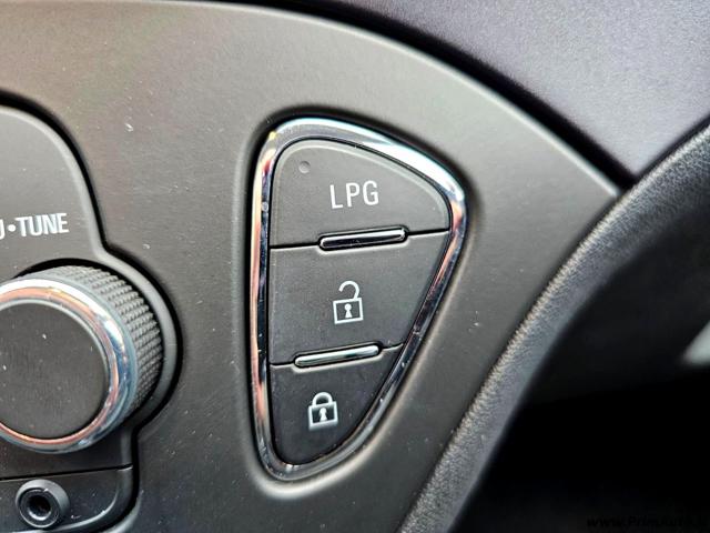 OPEL Corsa usata, con USB