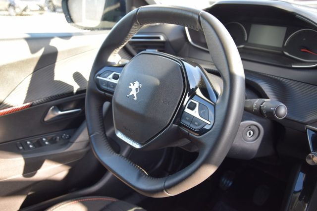 PEUGEOT 2008 usata, con Sensori di parcheggio posteriori