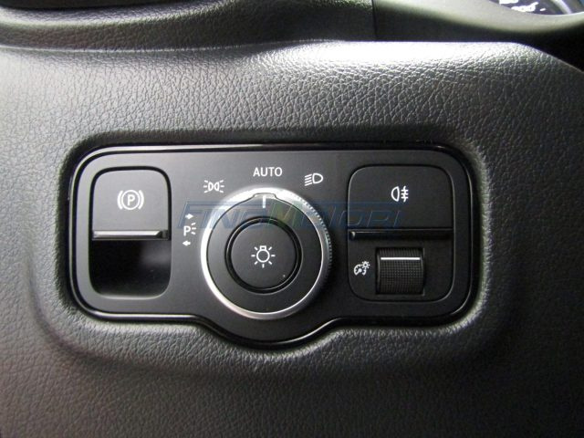 MERCEDES-BENZ Vito usata, con Fari LED