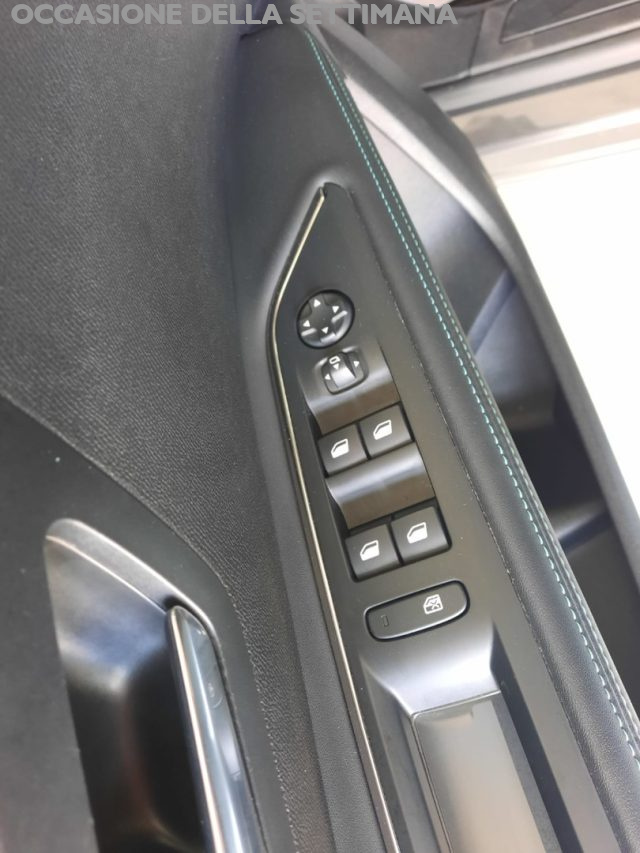 PEUGEOT 5008 usata, con Sensori di parcheggio posteriori