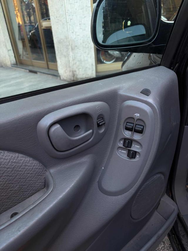 CHRYSLER Voyager usata, con Autoradio
