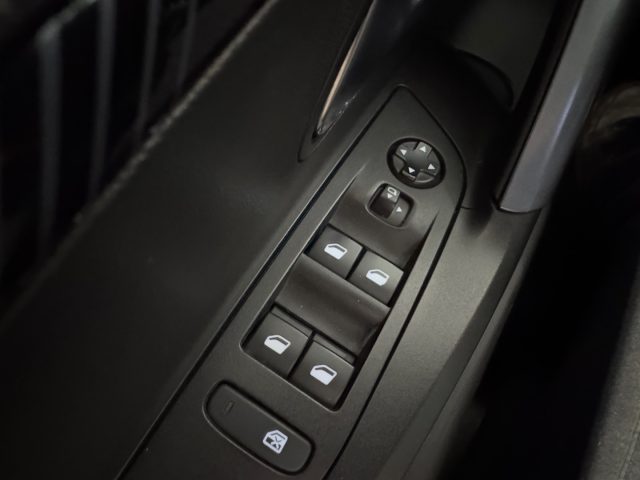 PEUGEOT 2008 usata, con Sensori di parcheggio posteriori