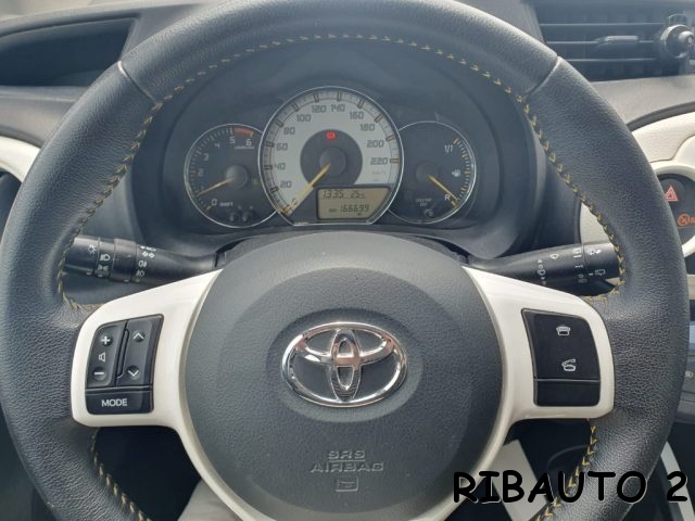 TOYOTA Yaris usata, con USB