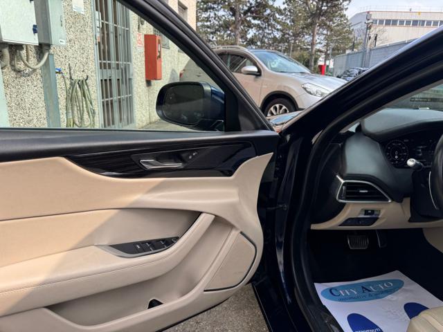 JAGUAR XE usata, con Autoradio