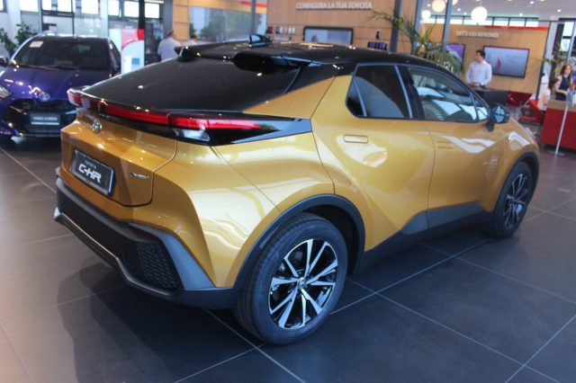 TOYOTA C-HR usata, con Autoradio
