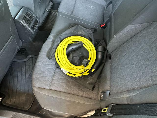 VOLKSWAGEN Golf usata, con USB
